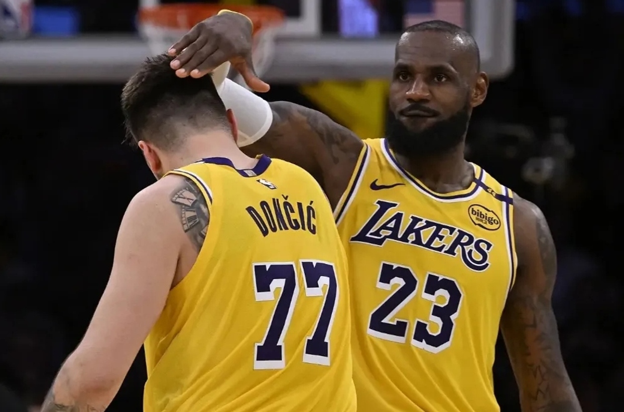 开云中国-詹姆斯迎来三赛季出色发挥，雄鹿观众热烈欢呼！赛场气氛高涨的简单介绍-开云中国