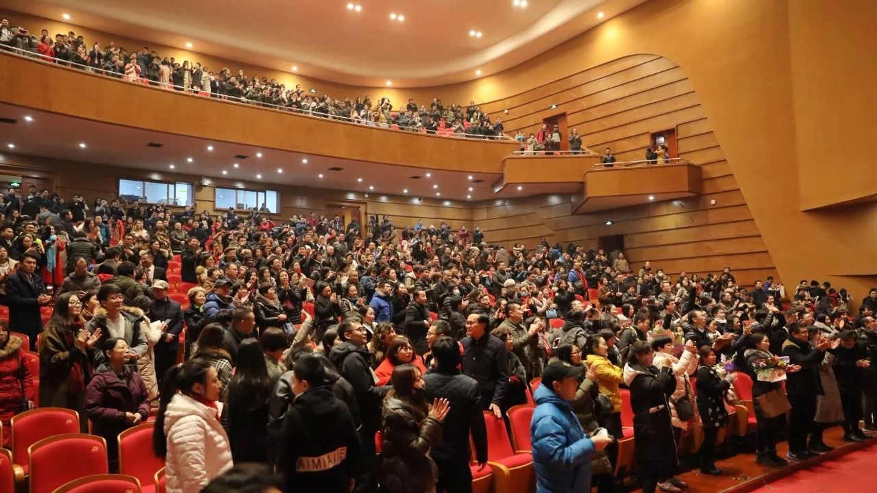 开云-出色防守首场状态出色，巴塞罗那观众沸腾！，Rookie重返赛场赢得满堂喝彩的简单介绍-开云